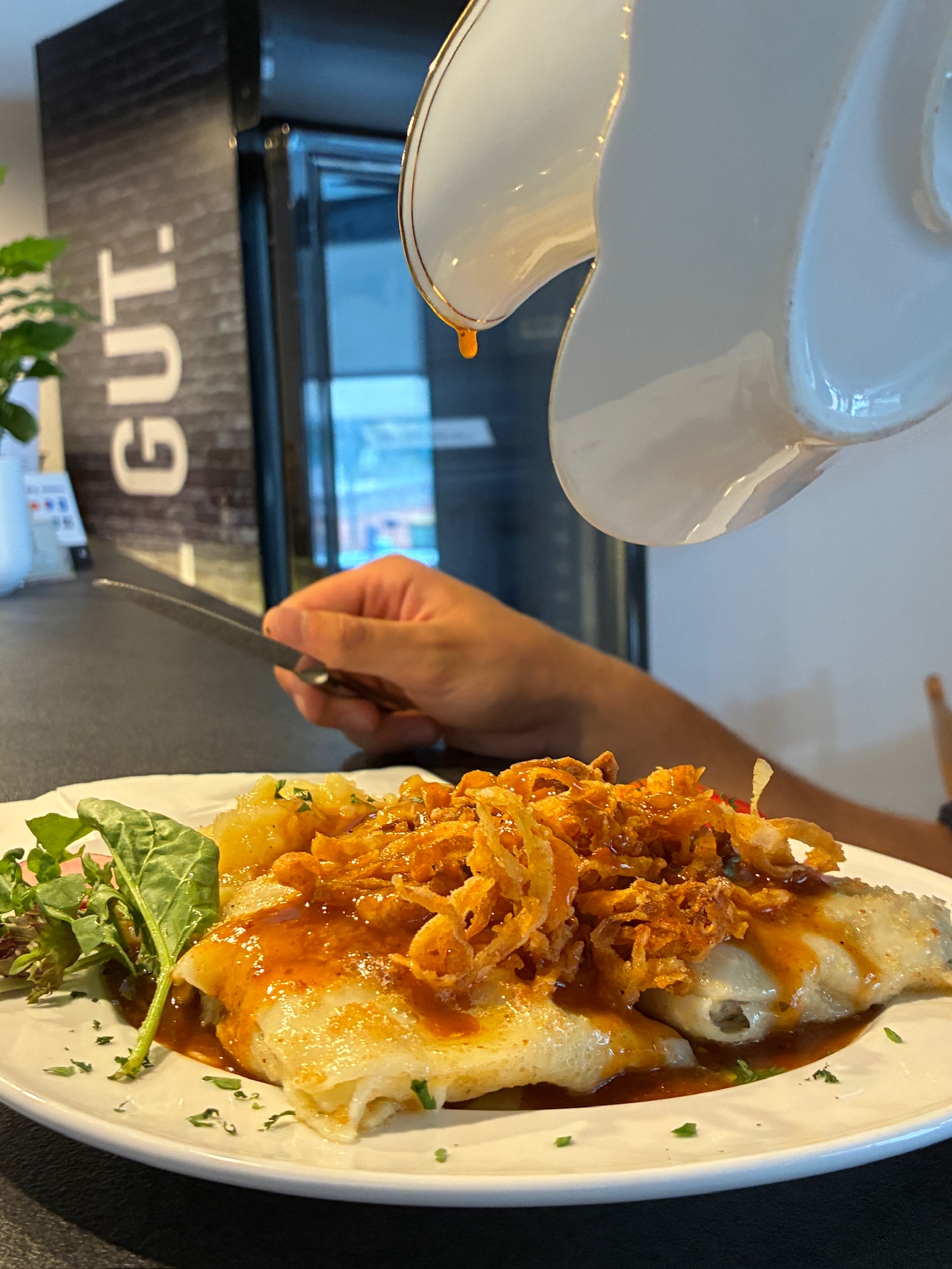 Maultaschen mit Röstzwiebeln und Bratensoße