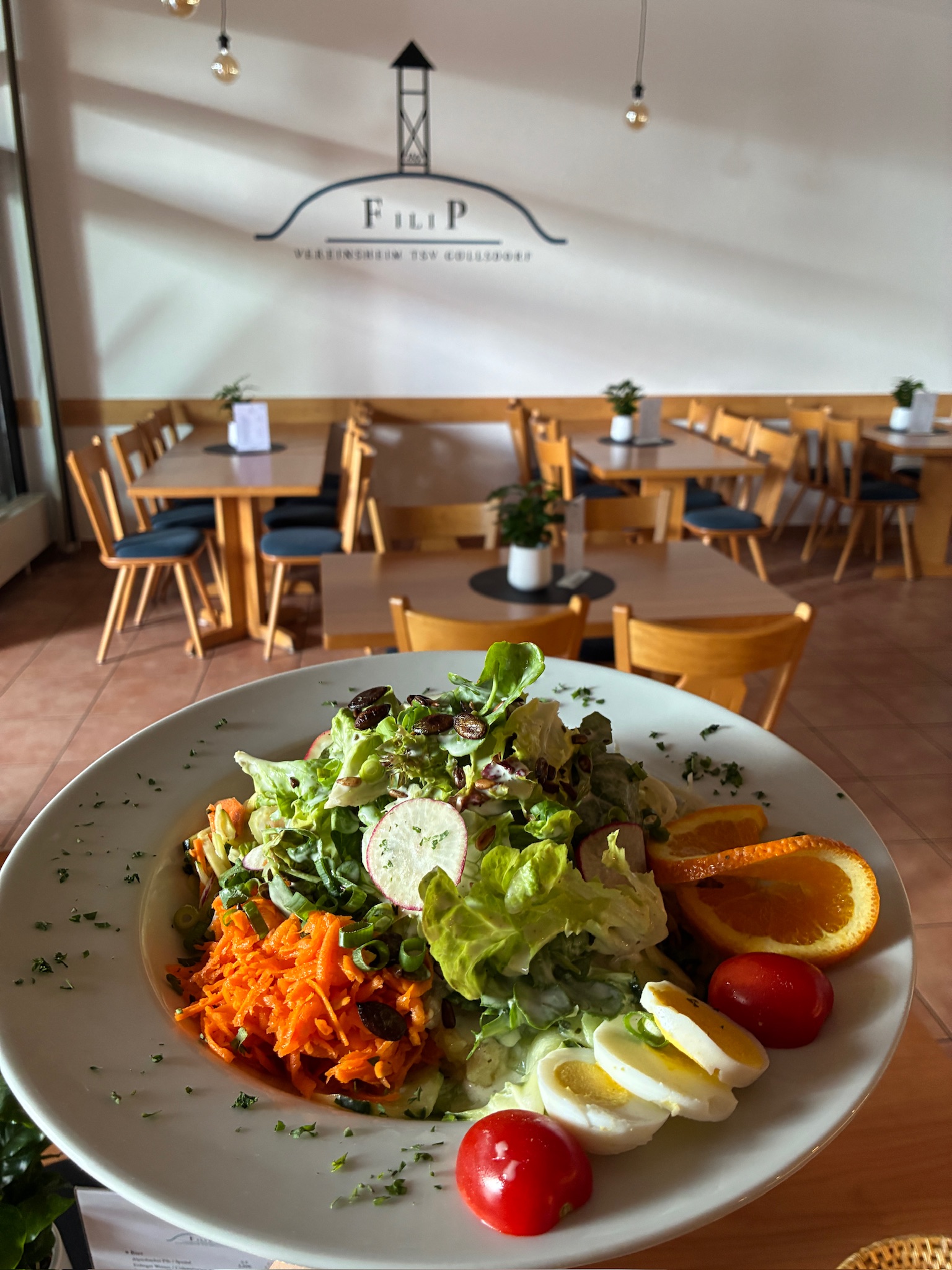 Frischer Fitnesssalat mit Blick in den Gastraum